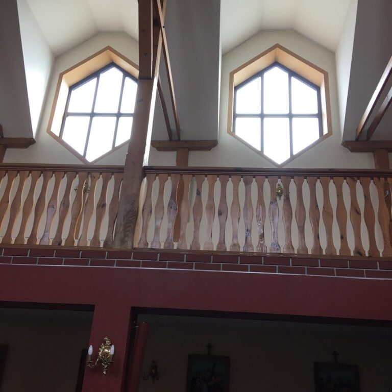 Montaż okien w kościele